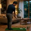 自宅リビングでゴルフのアプローチ素振りをする様子