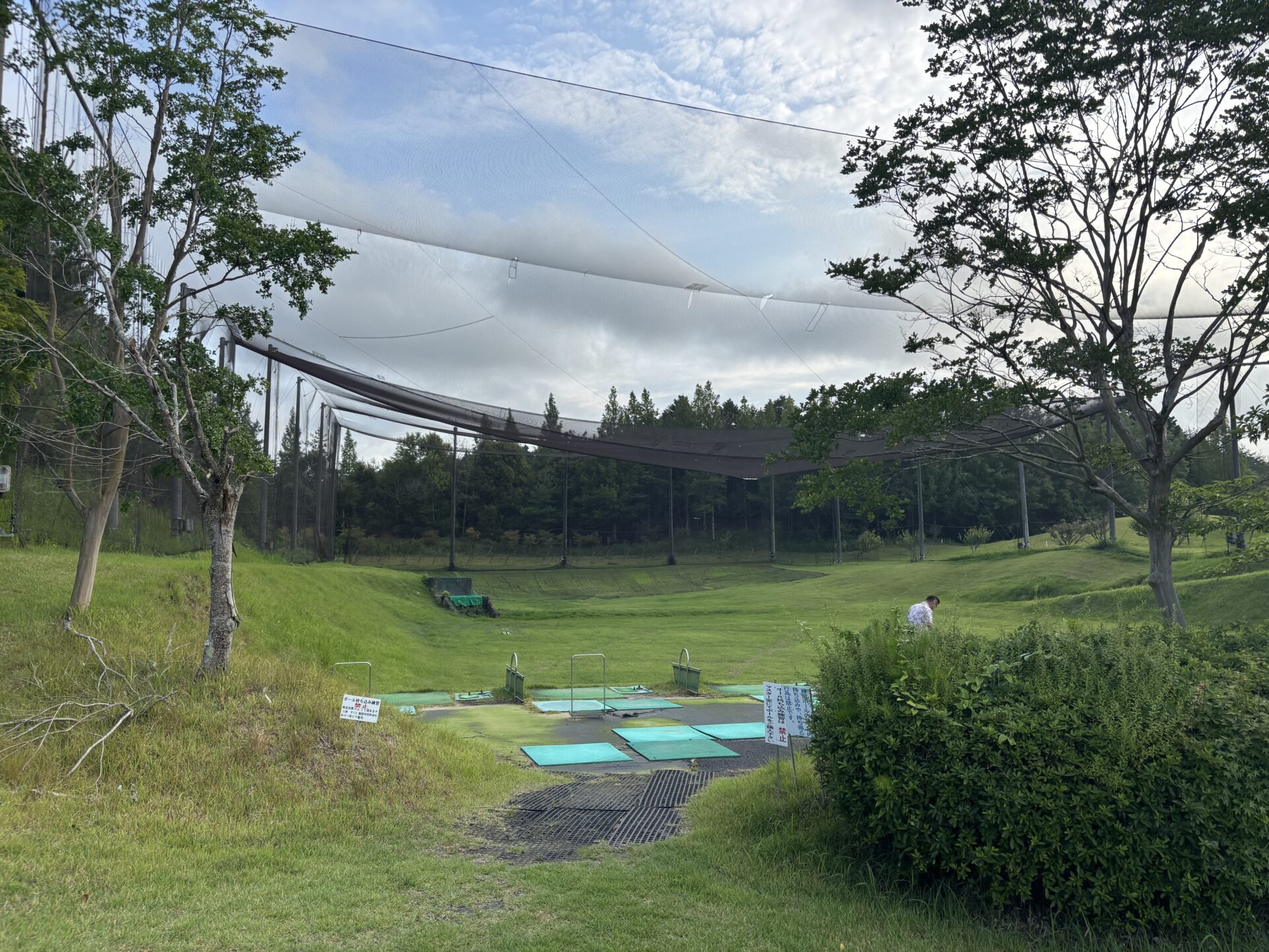 富士スタジアムゴルフ倶楽部 北コース 打球練習場（ネット越しの全景）