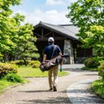 福岡県のゴルフ場クラブハウスへ向かう男性の後ろ姿