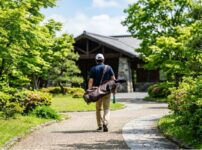 福岡県のゴルフ場クラブハウスへ向かう男性の後ろ姿