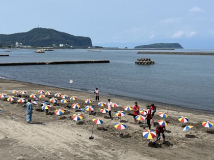 指宿温泉の砂むし風呂、ビーチに並ぶカラフルな傘の実際の写真
