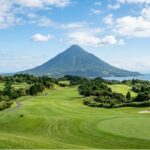 開聞岳を望む鹿児島県の丘陵ゴルフコースのイメージ