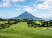 開聞岳を望む鹿児島県の丘陵ゴルフコースのイメージ