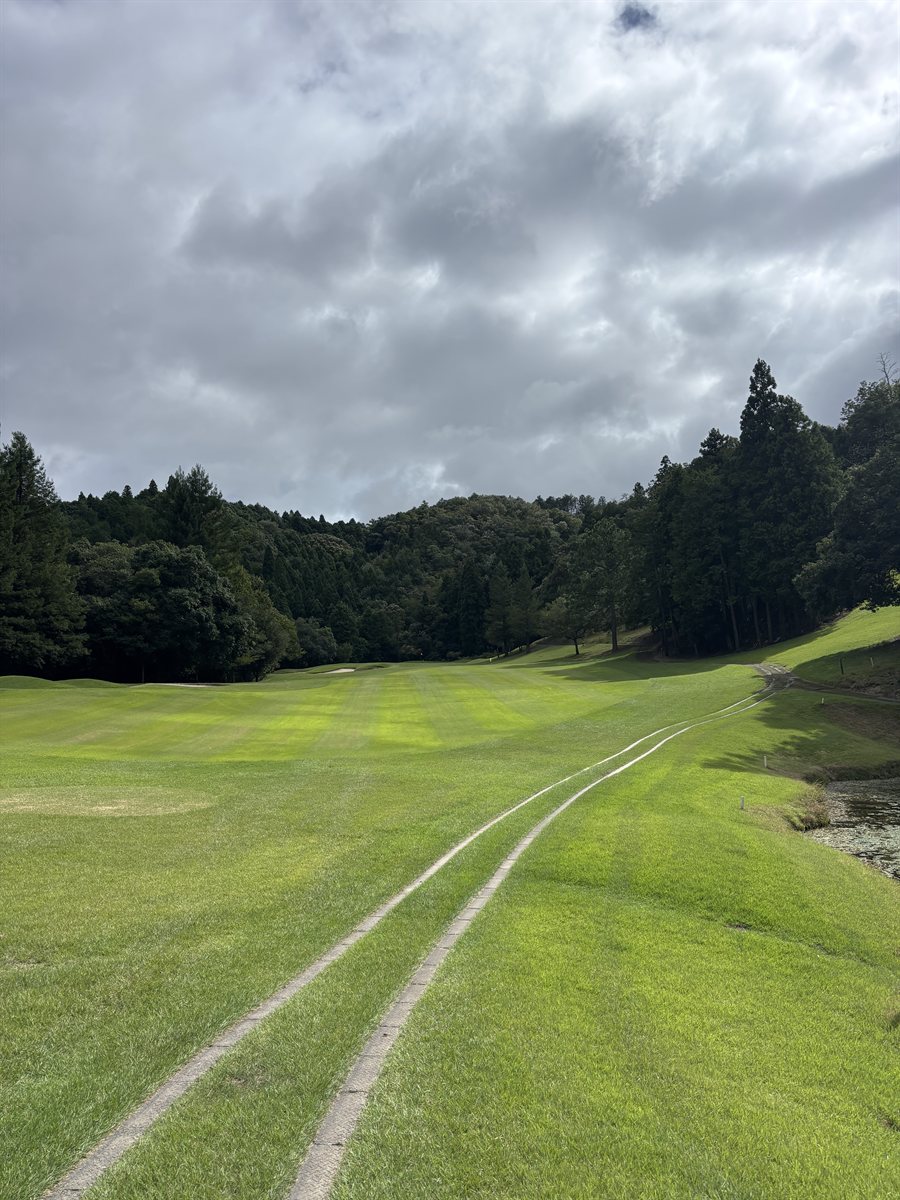 関西カントリークラブ ラウンド風景 カート道沿いのホール