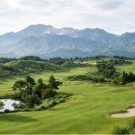 阿蘇連山を背景にした丘陵ゴルフコースの風景