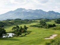 阿蘇連山を背景にした丘陵ゴルフコースの風景