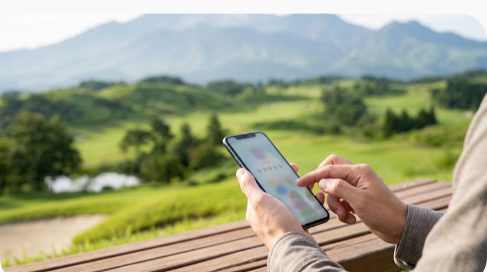 スマートフォンで口コミ評価をチェックする手元のイメージ
