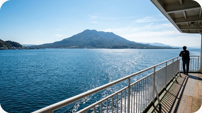 錦江湾を渡るフェリーと桜島を望む鹿児島のイメージ