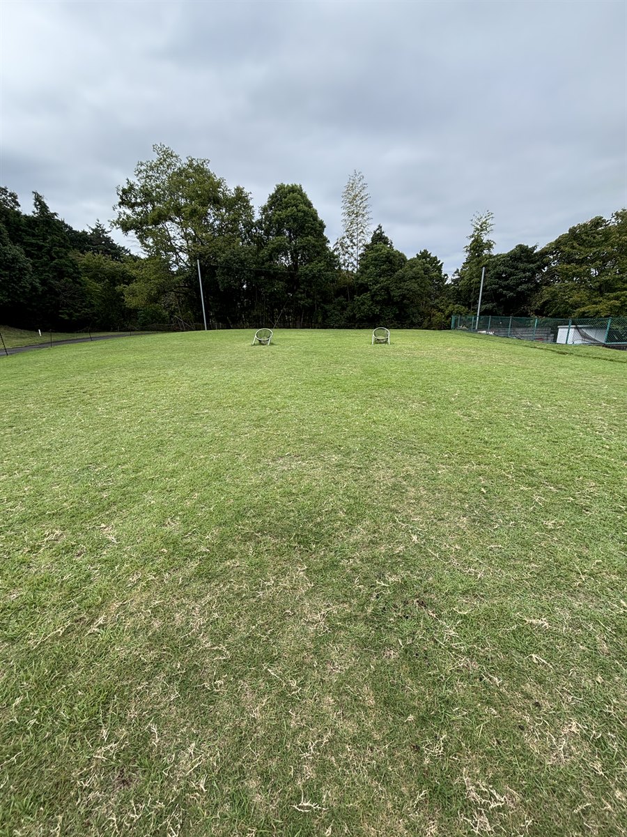 大津カントリークラブ東コース アプローチ練習場に置かれた2つの的リング