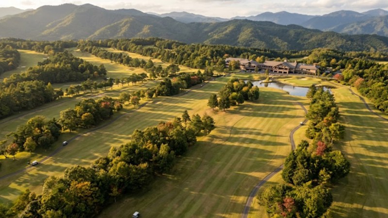 広いフェアウェイが続く高原のゴルフ場を上空から見た風景
